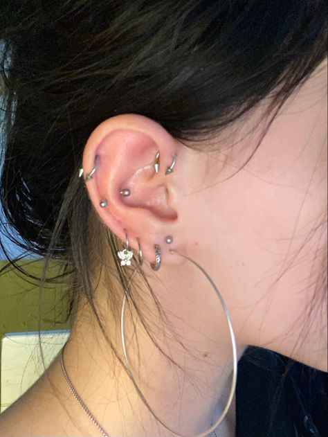 Piercing Setup Ear, Ear Piercing Ideas Grunge, Silver Ear Piercings Aesthetic, Triangle Ear Piercing, Peircings Earring Ideas, Vertical Helix Piercing, Cartilage Piercing Ideas, Piercings Goth, Ear Piercings Ideas