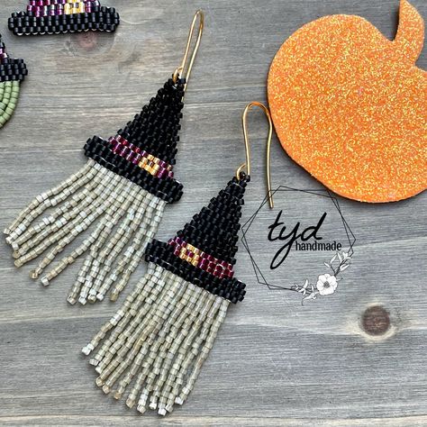 Halloween Beaded Jewelry, Seed Bead Jewelry Patterns, Seed Bead Crafts, Witch Earrings, Beaded Earrings Tutorials, Beaded Earrings Diy, Halloween Beads, Brick Stitch Earrings, Seed Bead Patterns