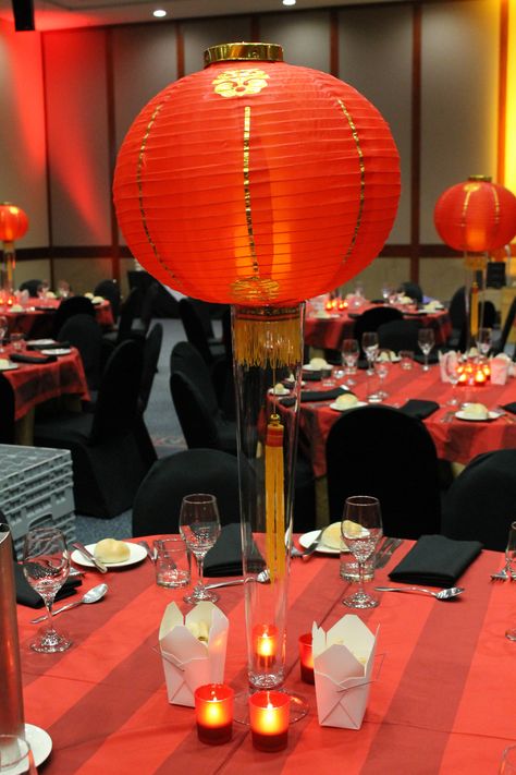 Oriental themed centerpiece Chinese Centerpiece Ideas, Japanese Table Centerpiece, Mulan Wedding Centerpieces, Asian Inspired Party Decorations, Asian Themed Birthday Party, Shanghai Night Theme, Mulan Themed Table, Asian Party Decorations, Paper Lantern Centerpieces