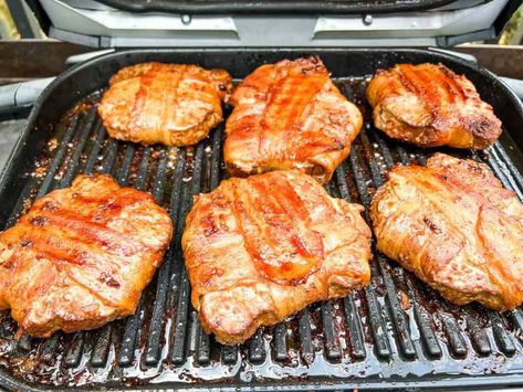 Bacon-Wrapped Burgers on the Ninja Woodfire Grill - Grill What You Love Ninja Firewood Grill Recipes, Ninja Woodfire Grill Recipes, Wood Fire Grill Recipes, Bacon Wrapped Burger, Wood Fire Grill, Ninja Woodfire Grill, Grill Burgers, Ninja Grill, Outdoor Smoker