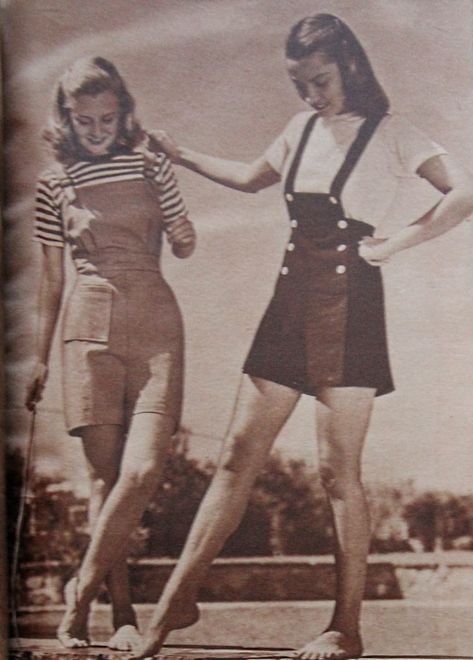 1940s jumper shorts or suspender shorts with t-shirts. Cute! 40s Aesthetic, 1940s Outfits, 40s Fashion, 1940s Fashion, 60s Fashion, 50s Fashion, Womens Clothing Stores, Fashion Vintage, Casual Summer Outfits