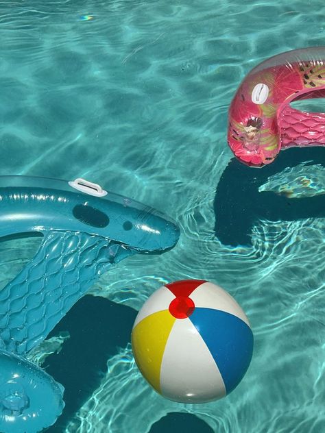 Pool Noodles Ideas, Pool Towel Storage Ideas, Modern Swimming Pool Designs, Pool Towel Storage, Towel Storage Ideas, Modern Swimming Pool, Swimming Pool Ideas, Noodles Ideas, Party Swimming Pool