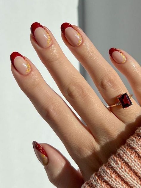 Short French Winter Nails 2023-2024 21 Ideas - women-club.online Red Nails Combination, White Nails With Burgundy Design, Garnet And Gold Nails, Nails With Burgundy, Korean Winter Style, Burgundy French Tip Nails, Maroon And Gold Nails, French Winter Nails, Burgundy Nails With Gold