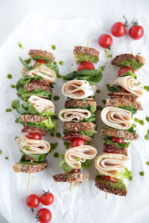 Turkey BLT Sandwich Skewers using Applegate's Natural Oven Roasted Turkey Breast to inspire you for back to school! You will love how easy they are to make for lunch.   #Lunch #Turkey #Bacon #sandwich #skewer #easylunch #recipeoftheday #recipes Turkey Blt Sandwich, Turkey Skewers, Sandwich Skewers, Volleyball Snacks, Turkey Sandwich Thanksgiving, Blt Sandwich Recipes, Turkey Blt, Oven Roasted Turkey Breast, Sandwich Inspiration