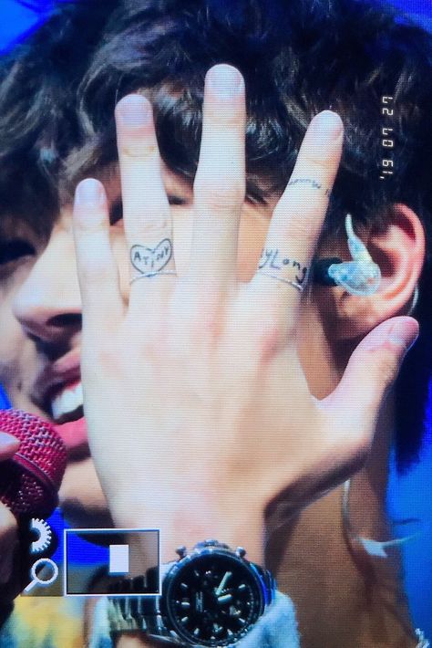 ATEEZ Del Mundo (ATEEZ wearing fake tattoos). 190727 Ateez Tattoo Ideas, Ateez Tattoo, Tattoo Ideas Easy, Kpop Tattoos, No Escape, Song Mingi, Incredible Tattoos, Sister Tattoos, Small Pictures