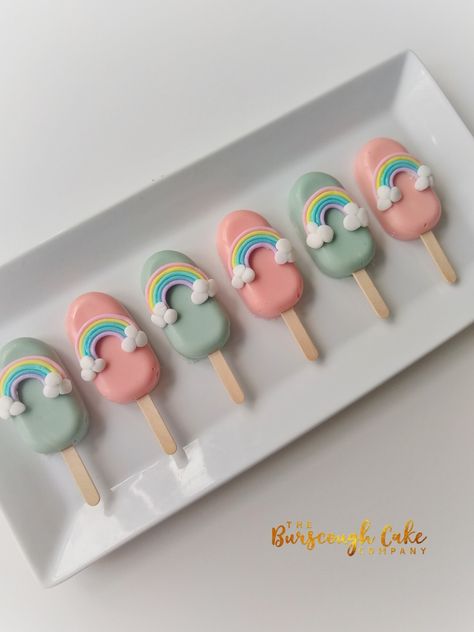 Rainbow cake popsicles Pastel Rainbow Cakesicles, Cake Sicles Design, Cakecicles Ideas, Cake Popsicles Ideas, Rainbow Cakepops, Cake Pops Rainbow, Cake Sicles, Pastel Rainbow Decor, Rainbow Cake Pops