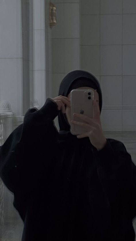 Niqab Aesthetic, Books And Pens Photography, Hijab Dp, Muslimah Style, Hijab Designs, Hijab Abaya, Girls Mirror, Hijab Aesthetic, Mirror Selfie Poses