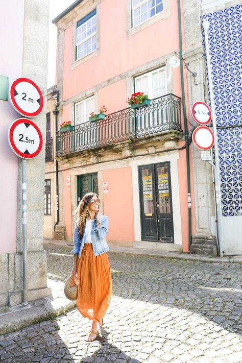 How to pack for Portugal #portugal #porto #lisbon European Travel Outfit, Outfits For Spain, Orange Midi Skirt, Spain Outfit, Travel Fashion Airport, Europe Travel Outfits, Portugal Fashion, Jean Jacket Outfits, Paris Trip