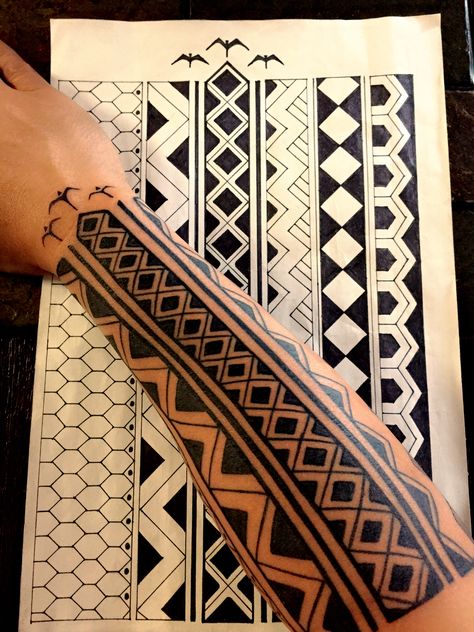 Filipino Tattoos Visayan Labid design Traditional Filipino Tattoo, Philippines Tattoo, Tato Mandala, Stammestattoo Designs, Tato Maori, Ethnic Tattoo, Tattoo Son, Filipino Tattoos, Polynesian Tattoos