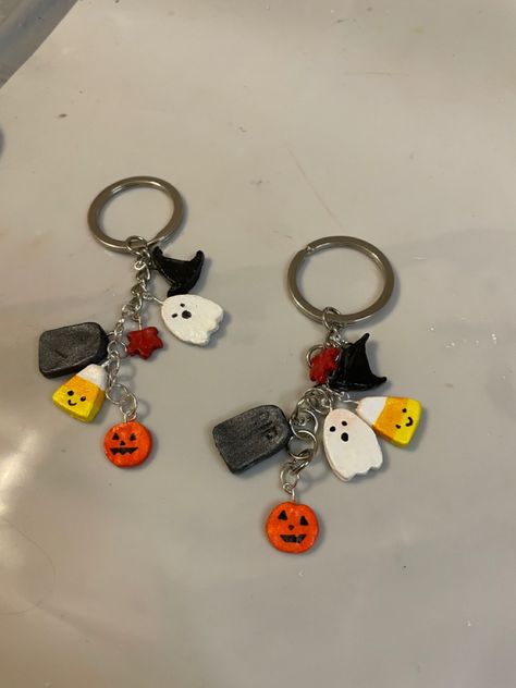 Clay keychain halloween Mould It Clay Keychain Ideas, Super Clay, School Pouch, Clay Keychain, Diy Air Dry Clay, Halloween Miniatures, Baking Clay, Halloween Wall Decor, Poly Clay