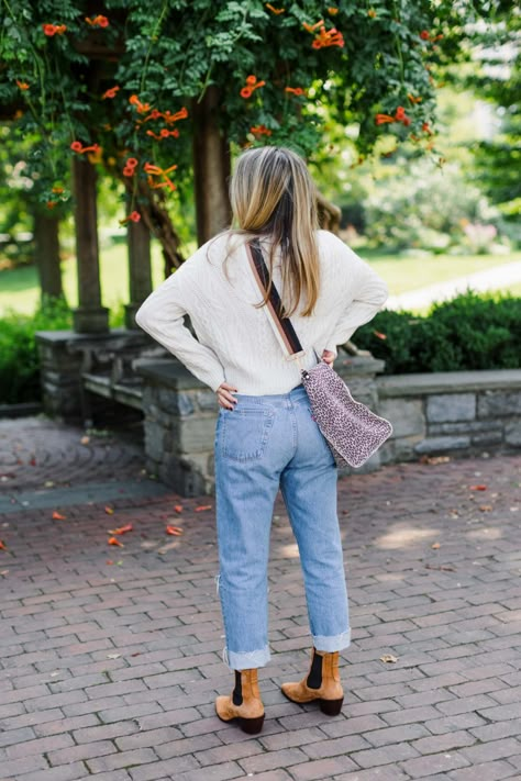 An Easy Fall Outfit Idea With Straight-Leg Jeans - The Mom Edit Easy Mom Fall Outfits, Styling Loose Straight Leg Jeans, Wide Leg Denim Outfit Fall, Boyfriend Jeans Outfit 2023, Straight Jeans Fall Outfit, Fall Jeans And Boots Outfits 2023, Straight Leg Jeans Outfits 2023, Straight Leg Jeans Fall Outfits, Light Wash Jeans Fall Outfit