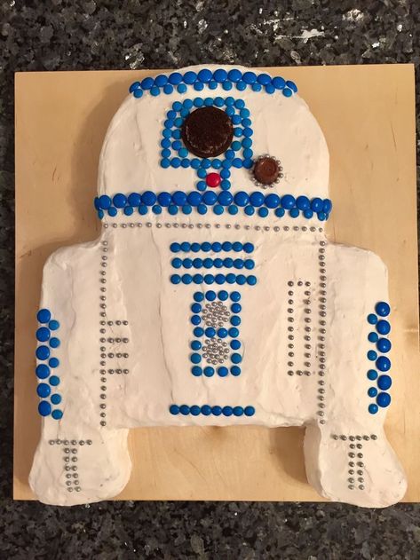 Star Wars Essen, R2d2 Cake, Decorative Orbs, Star Wars Birthday Cake, Star Wars Food, 9 Birthday, Star Wars Cake, Star Wars Birthday Party, Star Wars R2d2