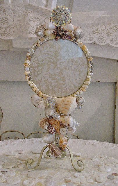 Shell Mirror Frame, Mermaid Girls Room, Seashell Mirror, Beaded Mirror, Art Coquillage, Shell Mirror, Mermaid Diy, Shell Crafts Diy, Shell Frame