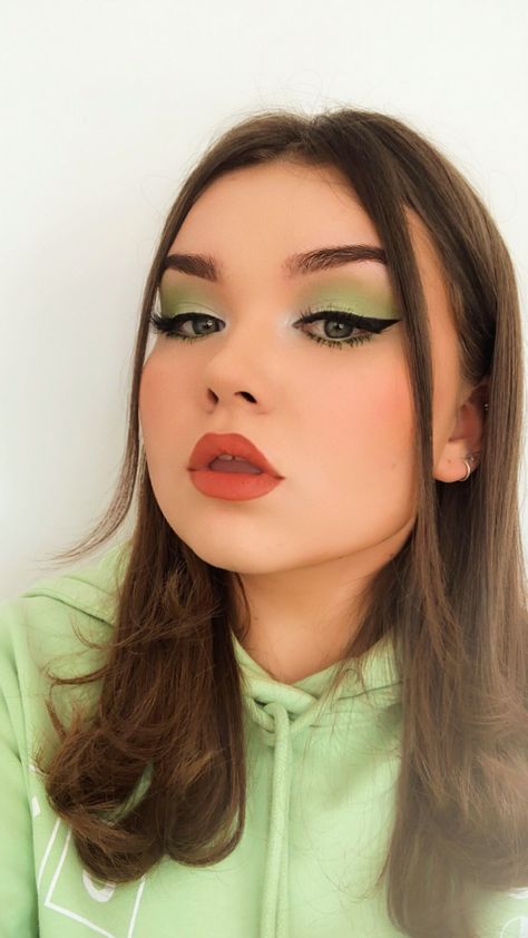 70s eyeshadow look, winged eyeliner, 70s hair, green eye look 70s Eyeshadow, 70s Makeup Hippie, 70s Makeup Hippie 1970s, Disco Makeup 1970s, 70s Eye Makeup, 70s Inspired Makeup, 70s Disco Makeup, 70s Makeup Look, 70s Hair And Makeup