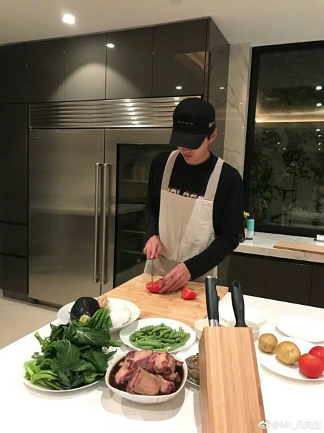 Get a man Who can cook lol Kore Ulzzang, Foto Top, Man Cooking, Couple Cooking, Wu Yi Fan, Cute Asian Babies, 17 Kpop, Kris Wu, Asian Babies