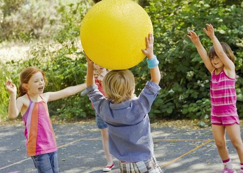 10 Old-Fashioned Ball Games for Kids Social Skills Videos, Preschool Birthday, Balloon Dance, Balloon Games, Dance Games, School Social Work, Social Thinking, School Videos, Outdoor Activities For Kids