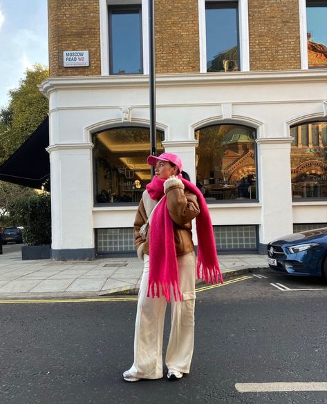 Pink Scarf Outfit, Maximalist Outfit, London Outfits, Hot Pink Scarf, Color Fucsia, Color Outfits, Colorful Outfits, Scarf Outfit, London Outfit