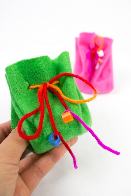 No sew felt drawstring bag- such a fun kids craft for holding small collections, coins, or even tooth fairy teeth! Felt Crafts Diy No Sew, Widow Gives Two Coins Craft, Widows Mite Craft, Easy Felt Crafts For Kids, Diy Gifts For Toddlers, 3 D Shapes, Easy Felt Crafts, Sew Felt, Coin Crafts