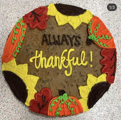 Thanksgiving Decorated Desserts, Thanksgiving Message Cookies, Thanksgiving Cookie Cake Ideas, Thanksgiving Bakery Ideas, Thanksgiving Cookie Cake Designs, Fall Message Cookies, Thanksgiving Cookie Cake, Fall Cookbook, Thanksgiving Cake Ideas