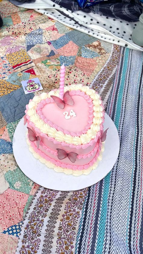 Cake For Picnic, Picnic Cake Ideas, Picnic Aesthetic Ideas, Cake Picnic, Girl Picnic, Picnic Cake, Picnic Aesthetic, 30th Bday, Picnic Date