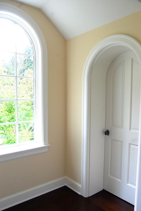 Yellow Walls White Wainscoting, Yellow Walls Aesthetic, Light Yellow Living Room Ideas, Pale Yellow Wall Paint, Pastel Yellow Living Room Walls, Light Yellow Paint Living Room, Painted Ceiling Yellow, Light Yellow Hallway, Yellow Walls Hallway