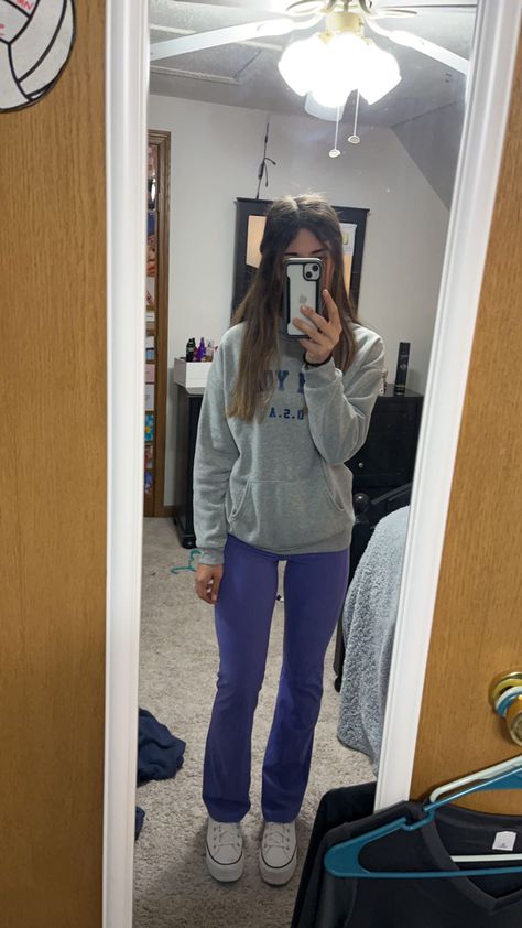 Flare Legging Outfit, Converse Platforms, Legging Outfit, Slay Outfits, Flare Legging, 9th Grade, Weekly Outfits, White Converse, Current Styles