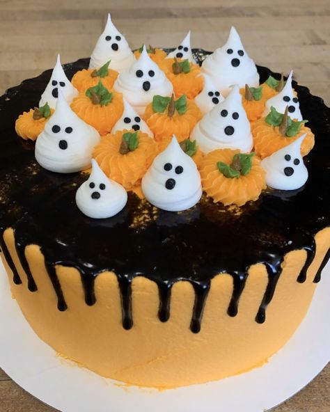 Halloween Round Cake Ideas, Fall Theme Cakes, Haloween Cakes, Spooky Desserts, Cute Halloween Cakes, Cakes Beautiful, Halloween Birthday Cakes, Halloween Cake Decorating, Fall Cake