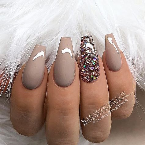 TheGlitterNail 🎀 Get inspired! on Instagram: “✨✨🦋✨✨ Warm Taupe with Glitter Accent on Coffin Nails 👌 • 💅 Nail Artist: @nailsbynathalie__ 💝 Follow her for more gorgeous nail art designs!…” Easter Nails Coffin, Nails Coffin Design, Ongles Beiges, Taupe Nails, Accent Art, Nagellack Trends, Latest Nail Trends, Warm Taupe, Get Nails