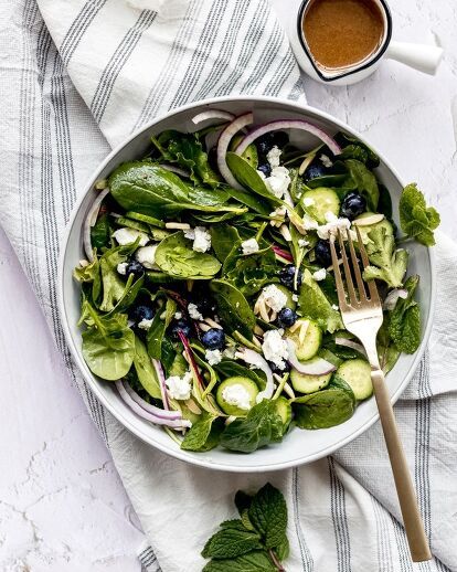 Today is National Spinach Day, and I thought that there was no better way to celebrate than with this salad. This salad might actually be the king of salads, now that I think about it. It’s an antioxidant powerhouse of a salad. Spinach, blueberries, onions and almonds are all crazy high in antioxidants. The feta doesn’t really count as an antioxidant, but as far as cheeses go, it’s considered one of your healthier options. Mix all these things together and top it with some bottled or h… Antioxidant Salad, Blueberry Salad Recipes, Salad Spinach, Homemade Dressings, Braised Kale, Homemade Balsamic Vinaigrette, Bbq Salmon, Blueberry Salad, Beef Lettuce Wraps