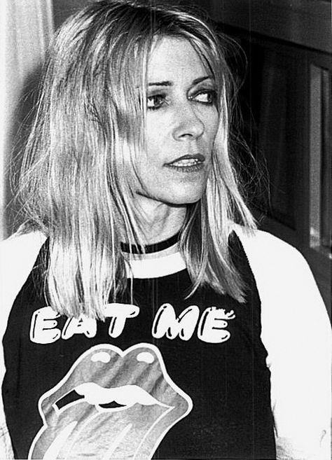 Kim Gordon of Sonic Youth 90s Style Icons, Kim Gordon, Women Of Rock, Sonic Youth, Eat Me, Kim Deal, Riot Grrrl, Women In Music, Badass Women