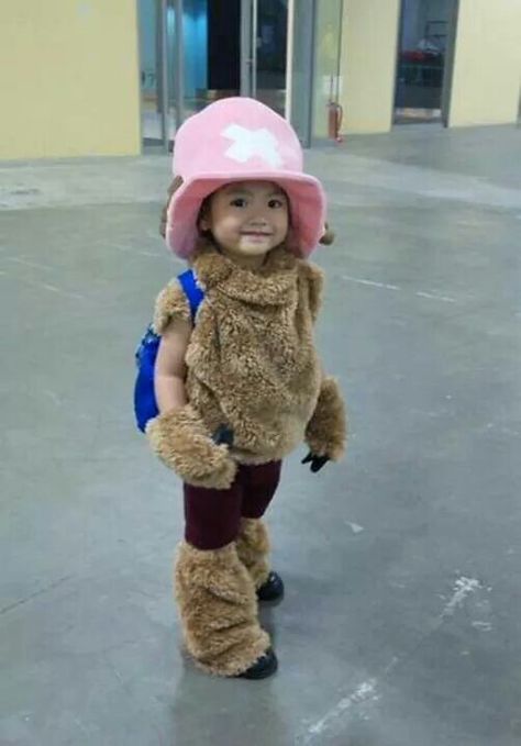 Chopper! Kid cosplay ❤ Cosplay Hacks, Milestone Ideas, One Piece Birthdays, Halloween Parejas, Anime Cosplay Ideas, Baby Cosplay, One Piece Chopper, Easy Cosplay, Snk Cosplay