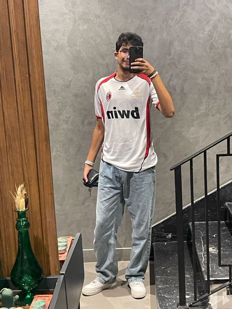 Footballer Outfit Men, Guys Streetwear Outfits Summer, White Football Jersey Outfit, Jersey Outfit Men Soccer, Soccer Style Outfits Men, Soccer Jersey Fits Men, Retro Soccer Jersey Outfit Men, How To Style Soccer Jersey, Retro Football Jersey Outfit