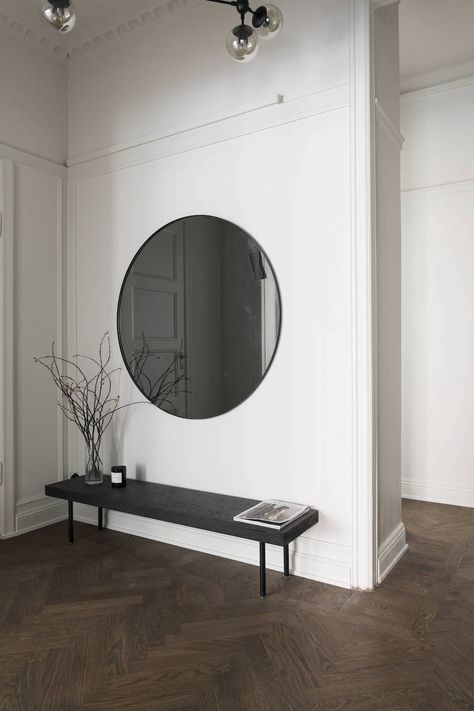 Minimal Entryway, Interior Entrance, Design Interior Modern, Vstupná Hala, Ruang Tv, Coco Lapine Design, Minimal Interior, Hallway Inspiration, Mirror On The Wall