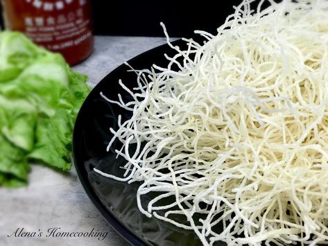 Thai Crispy Rice Noodles Crispy Rice Noodles, Rice Noodles Recipe, Thai Rice Noodles, Vermicelli Recipes, Rice Noodle Recipes, Fried Rice Noodles, Crispy Noodles, Spring Mix Salad, Chinese Chicken Salad