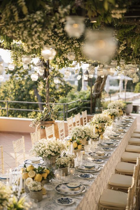 Lemon Wedding Flowers, Wedding Reception Table Decor, Rustic Italian Wedding, Reception Table Decor, Lemon Wedding, Italy Destination Wedding, Italian Weddings, Yellow Wedding Theme, Amalfi Italy