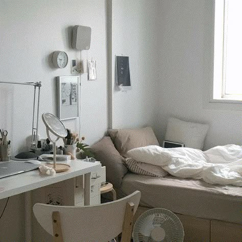 Preppy dorm room ideas to fall in love with!  #dorm #dormroom #dormroomideas #dormroomdecor #college #collegelife Idea Bilik Tidur, Preppy Dorm Room Decor, Reka Bentuk Bilik Tidur, Preppy Dorm Room, Zimmer Diy, Hiasan Bilik Tidur, Pallet Bed, Minimalist Room, Aesthetic Rooms