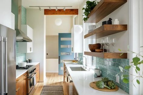 16 Stunning Kitchen Styles That Are Everywhere in 2024 | Apartment Therapy Mullet House, Stylish Small Kitchen, Mid Century Modern Kitchen Design, Midcentury Kitchen, Mid Century Kitchen Remodel, Kitchen Styling Modern, Galley Kitchens, Mid Century Modern Kitchen, Design Remodel