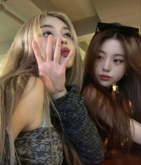 Friendship Photoshoot, Korean Best Friends, 사진 촬영 포즈, Best Friends Aesthetic, Foto Ideas Instagram, Friend Poses, Friend Photoshoot, Pose Reference Photo, Cute Poses