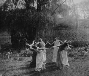 Witchcore Aesthetic, Witches Dance, Victorian Photography, Nature Goddess, Wiccan Magic, Pagan Witch, Vintage Witch, Halloween Vintage, Season Of The Witch