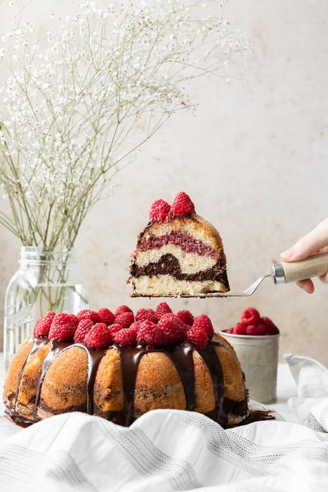 Raspberry Marble Cake, Bundt Cake Recipes Uk, Bundt Cake Aesthetic, Bundt Cake Decorations, Bundt Cake Chocolate, Chocolate Raspberry Bundt Cake, Chocolate And Raspberry Cake, Pasteles Aesthetic, Raspberry Bundt Cake