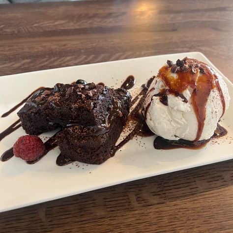 Brownie And Ice Cream Plating, Brownies Plating, Brownie Plating, Ice Cream Plating, Ice Cream Sauce, Ice Cream Business, Cherry Sauce, Brownie Ice Cream, Dessert Plating