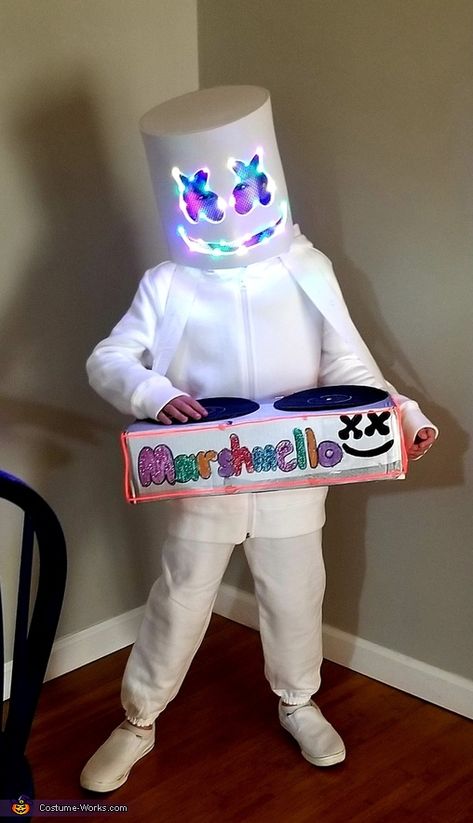 Dj Marshmello Bedroom Ideas, Dj Marshmello Costume, Marshmello Costume, Halloween Fancy Dress Kids, Halloween Parade Float, Marshmallow Costume, Ideas Carnaval, Light Up Table, Dj Marshmello