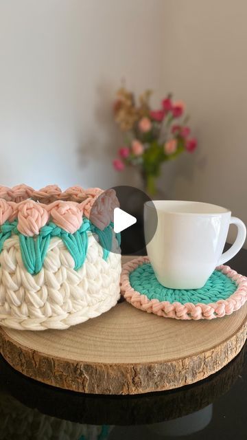 Feni Fios 🇧🇷🇪🇸 Accesorios en Ganchillo/Crochet on Instagram: "Creando recuerdos💐dos maravillosos detalles compuestos por una taza y un posavasos 🧶☕️ayudan a crear un ambiente acogedor. ¡Gran opción para regalar a personas especiales🥰
.
.
Link en la Bio para más información 😉
.
.
#regalos #personasespeciales #canastillaspersonalizadas #canastas #cestaspersonalizadas #regalosdiadelamadre" Crochet, On Instagram, Instagram