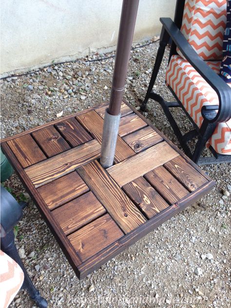 Make your own umbrella stand with a side table for cheap. Makes the perfect seating area to enjoy summer. Tutorial from Houseful of Handmade. Diy Umbrella Base, Diy Umbrella, Patio Seating Area, Outdoor Umbrella Stand, Offset Patio Umbrella, Patio Umbrella Stand, Patio Side Table, Table Umbrella, Patio Diy