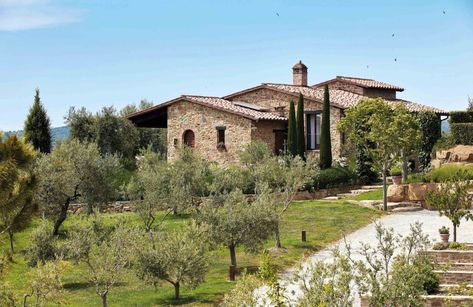 Un casale bohemien in Umbria per due sognatori olandesi | Ville&Casali Old Best Friends, Villa Style, Countryside House, Mediterranean Garden, Beautiful Villas, Stone Houses, Stone House, House Goals, Umbria