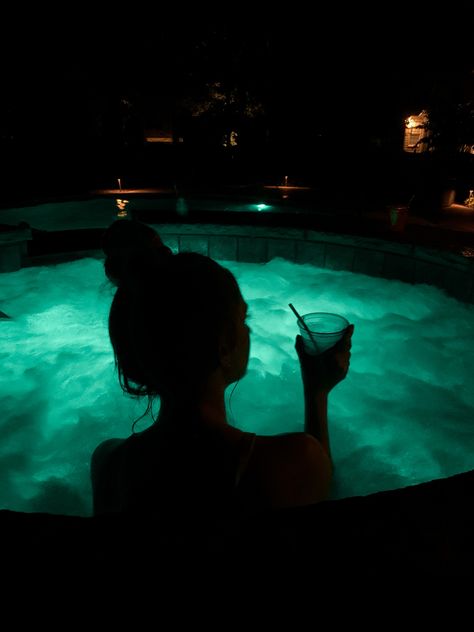 Night Time Hot Tub Pictures, Pool Night Pictures, Fotografia In Piscina, Pool At Night, Pool Poses, Pool Photography, Summer Picture Poses, Pool Picture, Photographie Portrait Inspiration