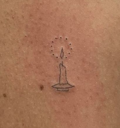 Stick And Poke Knee Tattoos, Stick And Poke Cover Up, Stick And Poke Tattoo Ideas Aesthetic, Tiny Tattoo Cover Up Ideas, Moon Stick And Poke Tattoo, Art Lover Tattoo, Stick And Poke Tattoo Ideas Simple, Easy Stick And Poke Tattoo, Small Stick And Poke Tattoo