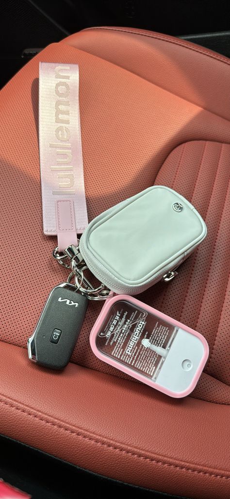 Car Keys Accessories, Aesthetic Car Organization, Teen Girl Car Accessories, Things To Buy Your Boyfriend, Cute Car Accessories Aesthetic, Car Keychain Aesthetic, Key Chains Aesthetic, Car Keys Keychain Ideas, Car Keys Aesthetic