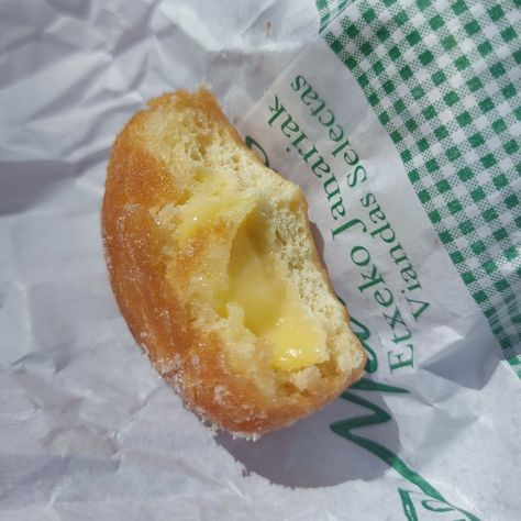 mercado de motores food court, custard donut 230311 Custard Donut, Cream Donut, Pretty Dessert, Food Court, Yummy Yummy, Food Stuff, Custard, Aesthetic Food, Gift Basket