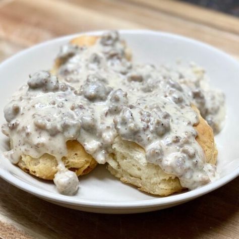 BISCUITS AND SAUSAGE GRAVY - PIONEER WOMAN - Family Dinner Delights Best Gravy Recipe, Easy Biscuits And Gravy, Homemade Sausage Gravy, Sausage Gravy And Biscuits, Sausage Gravy Recipe, Southern Biscuits, Frozen Breakfast, Ultimate Breakfast, Biscuits Easy